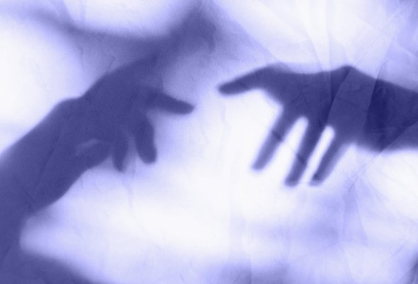 Силуэты двух женских рук, тянущихся друг к другу