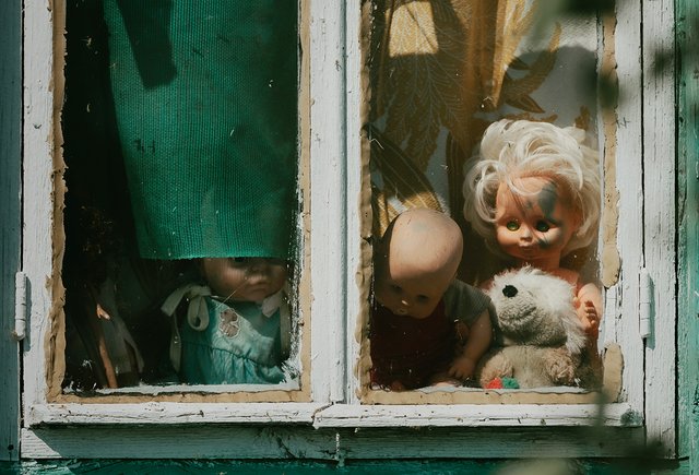 Из квартиры соседей воняет и доносится детский плач. Куда обратиться? Не наврежу ли я детям?