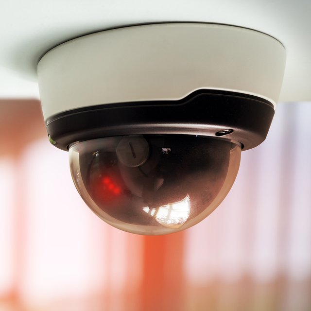 Родители хотят установить камеру в детском саду, а воспитатель против: что делать