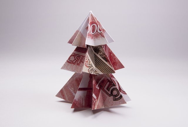 «Хотела заказать поросенка, но он стоит 24 тысячи». Сколько тратят на Новый год зумеры, бумеры и миллениалы