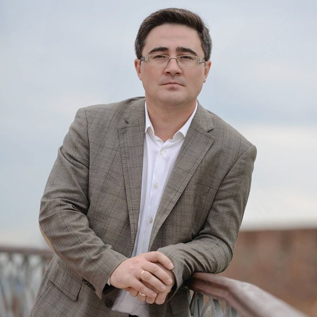 «Я просил убрать из фойе портрет президента». Как учителя Раушана Валиуллина уволили из школы — якобы за прогул