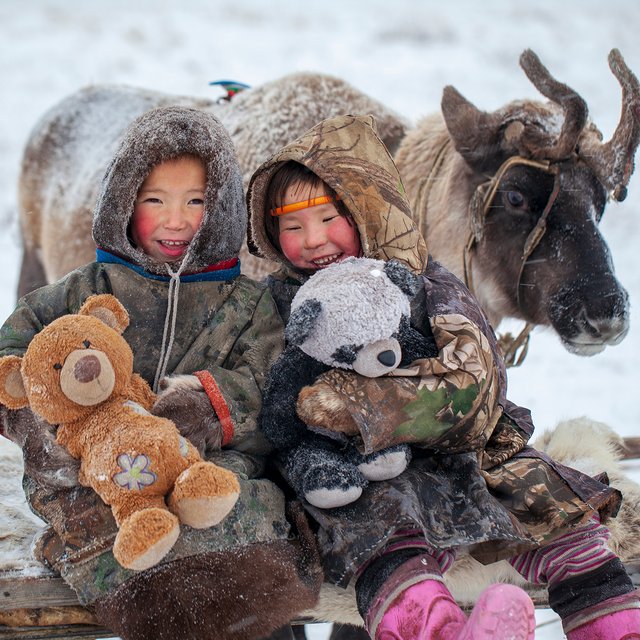 «Наши дети могут заработать до 50 тысяч рублей»: чему и как учат детей оленеводов в кочевой школе