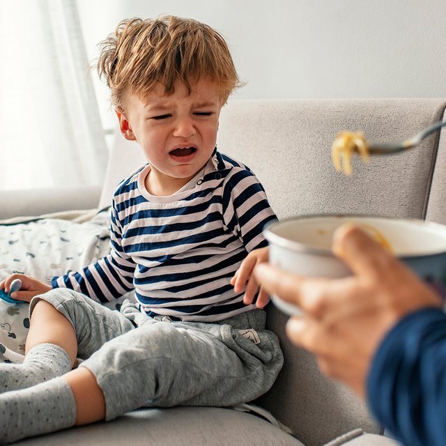 Ребёнок мало ест и вообще не любит сидеть за столом: что делать