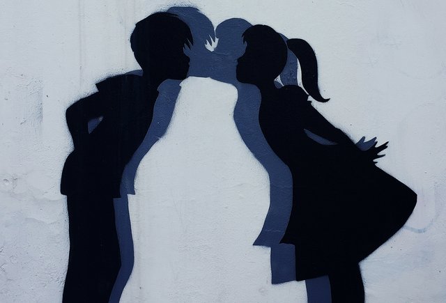 Сыну 14, и он хочет поехать к девочке за 3000 км. Не хочу портить с ним отношения, но и разрешить боюсь. Что делать?