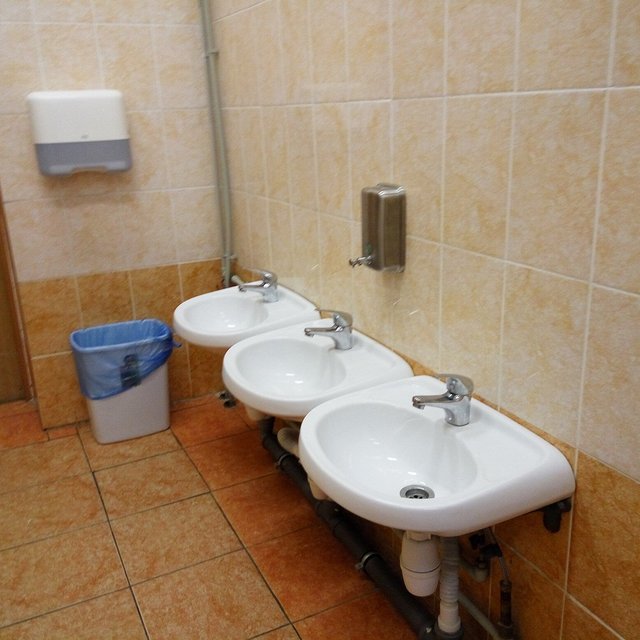 В туалетах петербургской школы обнаружили камеры видеонаблюдения