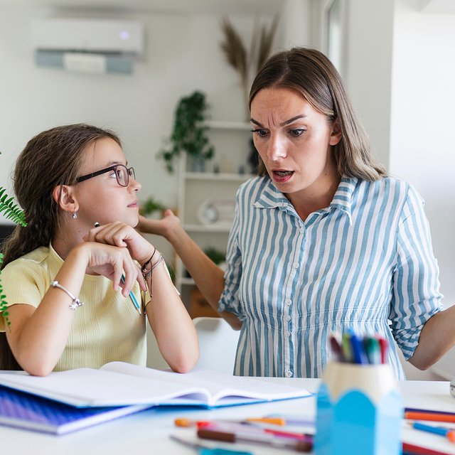 Детей перевели на дистант, но учителя не проводят онлайн-уроки — только задают домашку: что делать