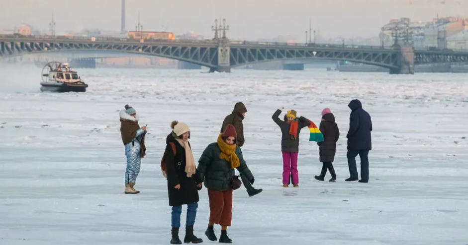 Куда сходить 4 февраля спб. Каток на Неве в Питере. Люди в Питере зимой.