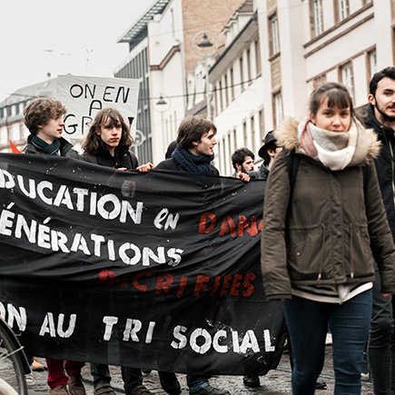 Против платного образования и поддельных дипломов: с чем и как борются студенты в разных странах мира
