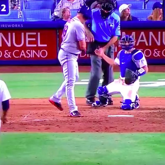 Бейсбольный фанат поймал мяч, держа при этом в одной руке ребёнка