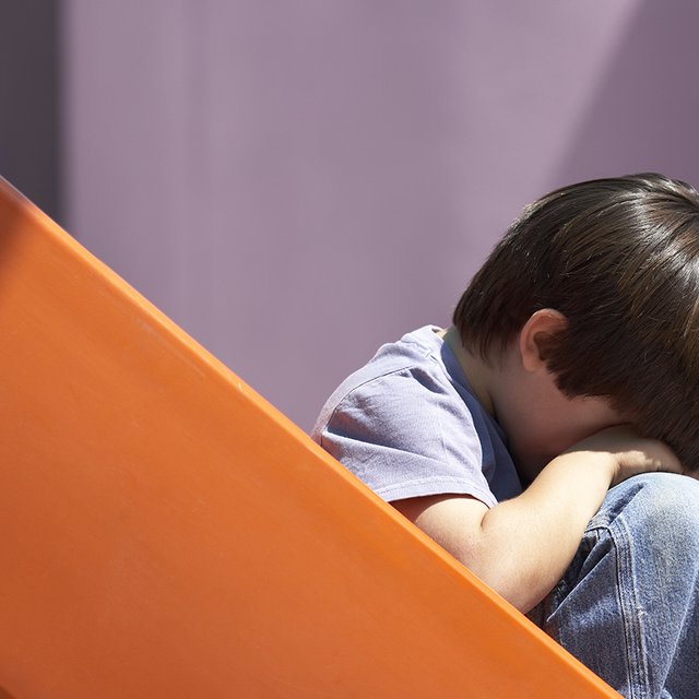 Ребёнка на площадке ударил чужой родитель: к какой ответственности его можно привлечь