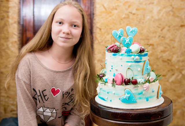 «Все переживают за мои налоги». 14-летняя Лиза — о том, как и сколько она зарабатывает на тортиках