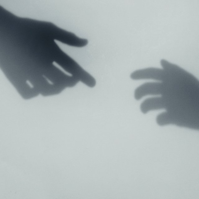 «У нас было правило — четыре обнимашки в день». Монолог мамы, дочь которой погибла из-за суицида