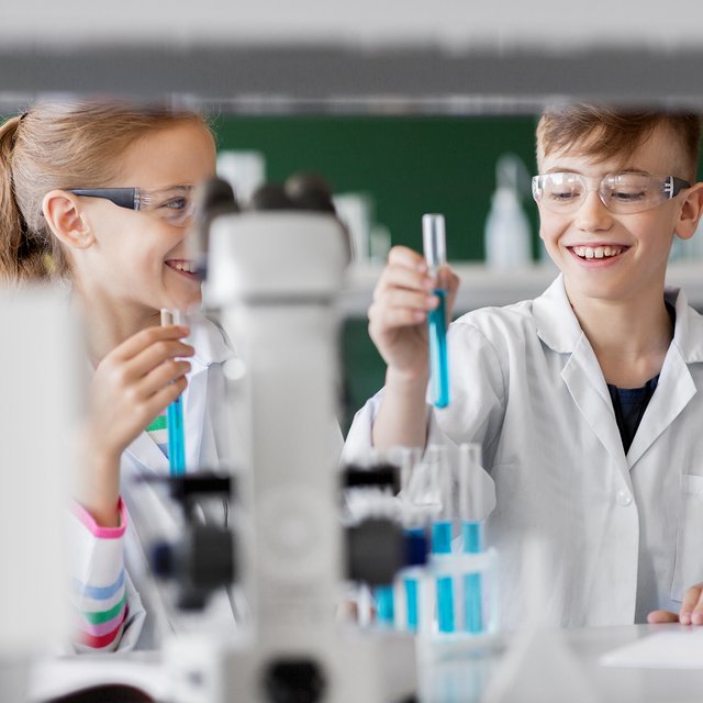 А сухой лёд точно опасен? Учительница химии — о том, как увлечь детей наукой и почему это сложно