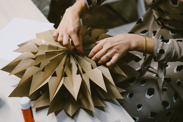 Объемные снежинки из крафт-пакетов