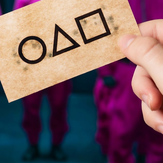 Визитки с символами из «Игры в кальмара»: кто раздает их школьникам и что всё это значит