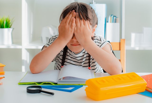 Ребёнок сильно переживает из-за плохих оценок в школе: как его поддержать