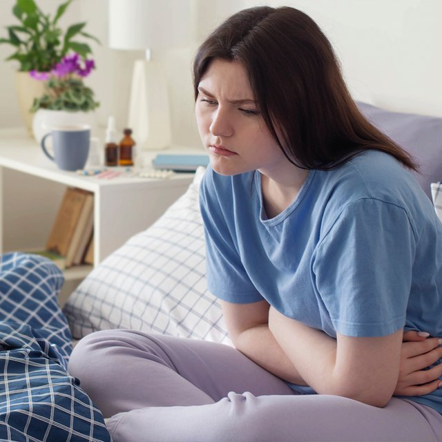 У девочки-подростка боли во время менструации: безопасно ли пить обезболивающие и чем еще можно помочь?