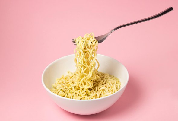 Лапша, вилка, миска, фастфуд