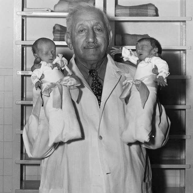 Аттракционы с детьми весом менее 900 грамм: как шоумен притворялся врачом ради спасения недоношенных младенцев