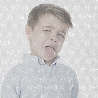 Никакого самоконтроля и страх перед реальностью: чем грозит ребёнку гиперопека