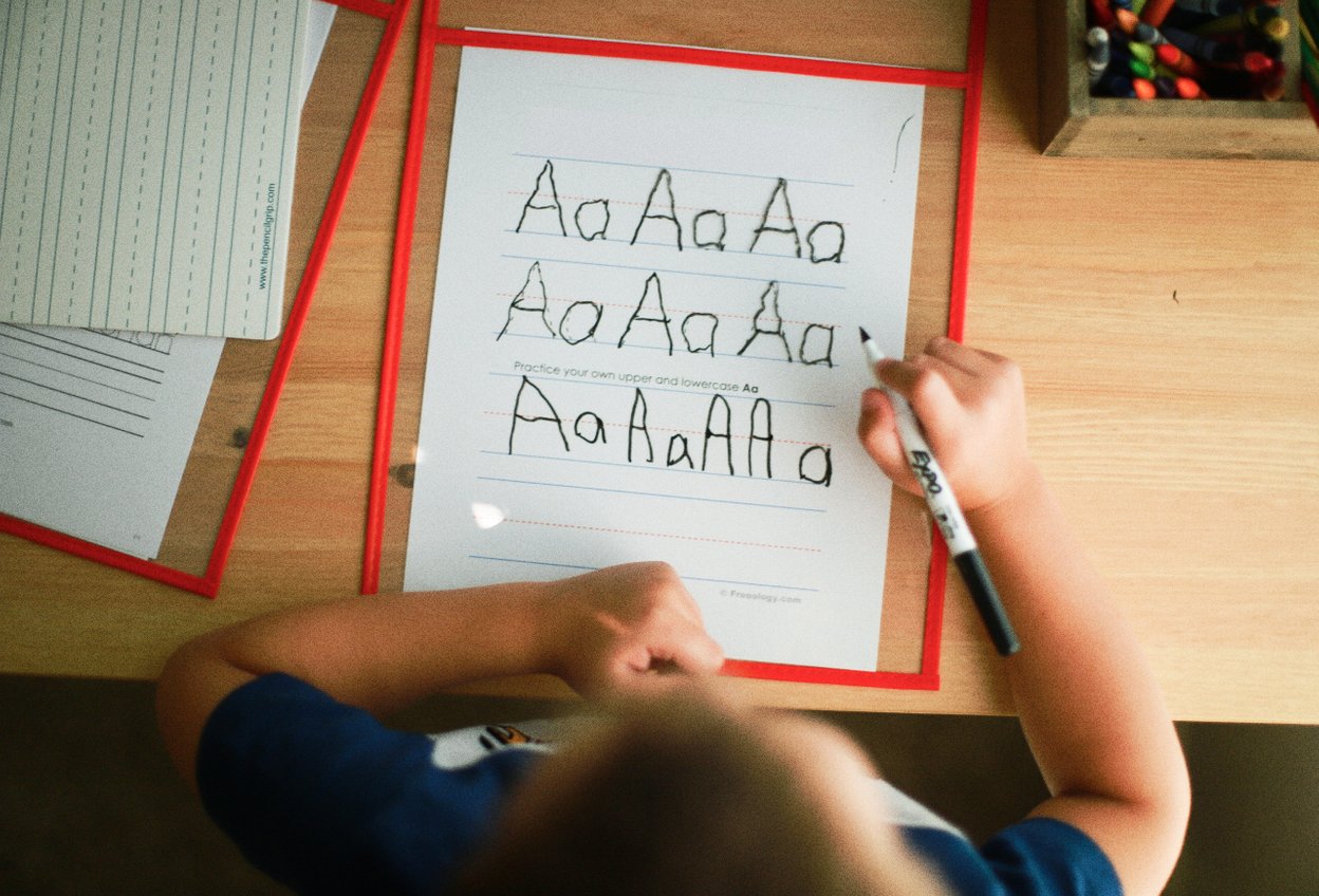 ребенок учит английский