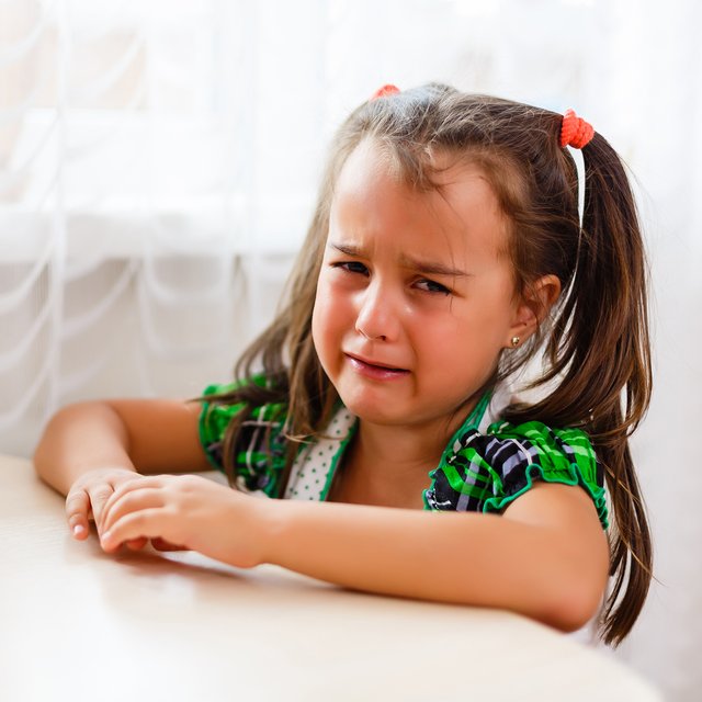 Школьник отказывается делать домашнее задание, бросает ручку и плачет: что делать родителям