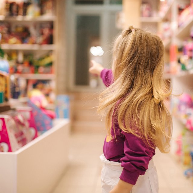 Ребёнок закатывет истерику на отказ купить новую игрушку: что делать родителям