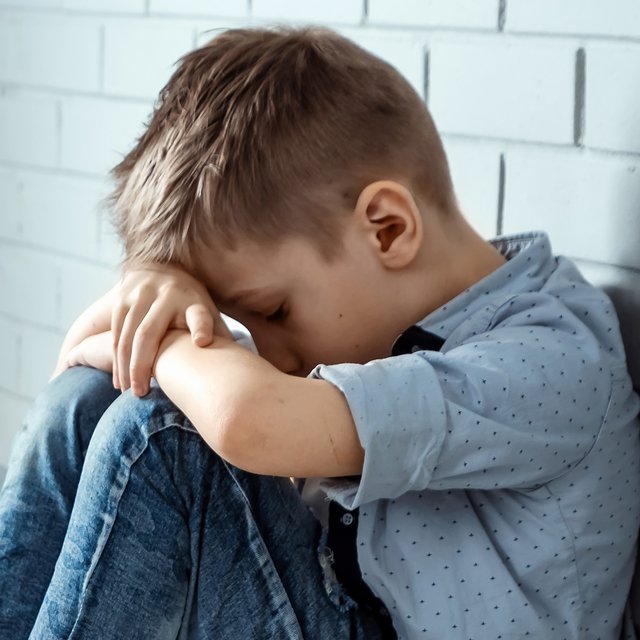 Ребёнок плачет из-за любого замечания: как реагировать родителям