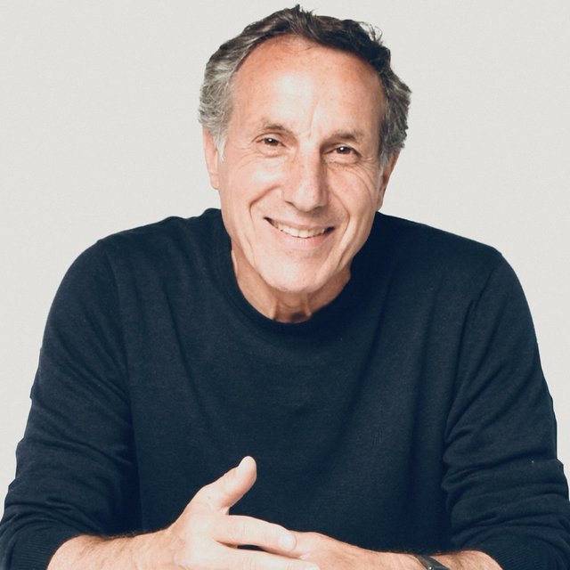 «Я не вижу смысла в школе, если человеку легче учиться без нее». Артём Соловейчик о том, как должно быть устроено современное образование