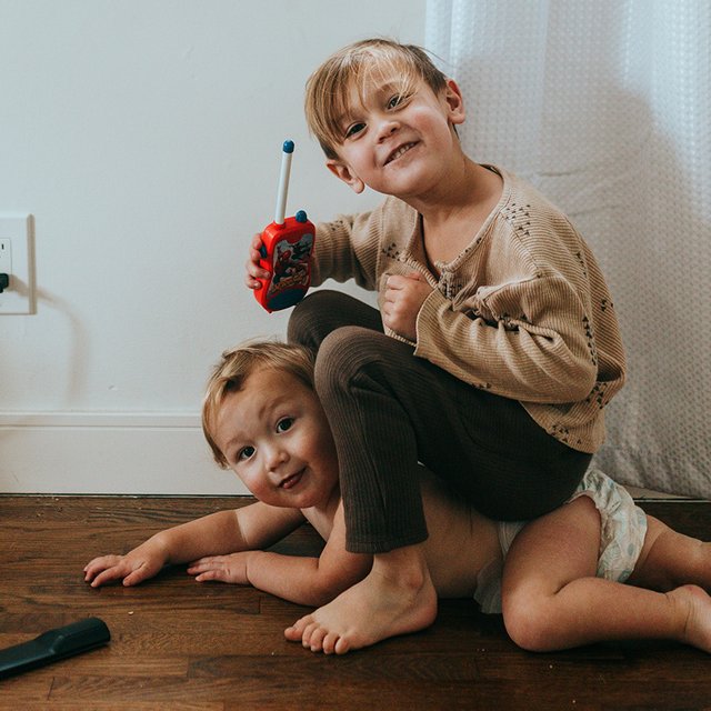 «Сам дурак!». Что делать, если старшие дети ссорятся с младшими (и как их правильно мирить)