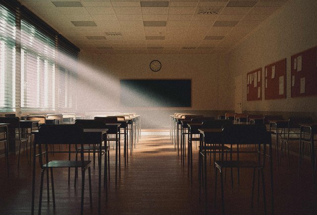 «А что вы сделали, чтобы ученица не забеременела?» 15 историй учителей, которых сделали крайними