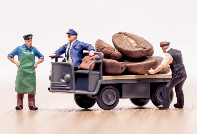 Кофе — молотый. Значит, кто-то его «молит». Или «мелит». А может быть, «мелет»? Как правильно?