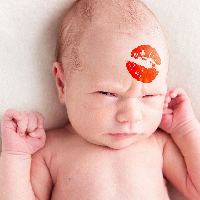 Можно ли родственникам целовать новорожденного при выписке?