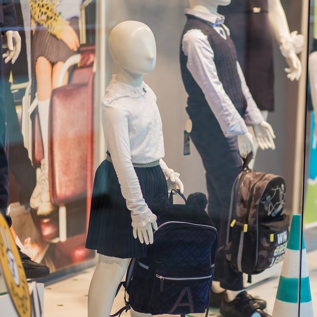 Школа принуждает покупать форму определённого бренда. Это законно?