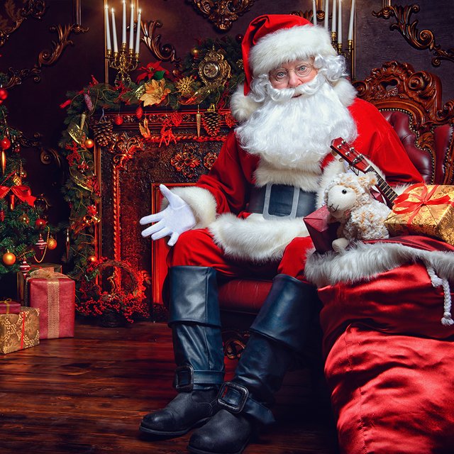 «Дед Мороз принял эстафету у Санты-Клауса». Или «у Санта-Клауса»? Как склоняется имя волшебника