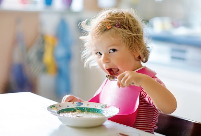 «Доедай, мама старалась», или 8 мифов о детском питании