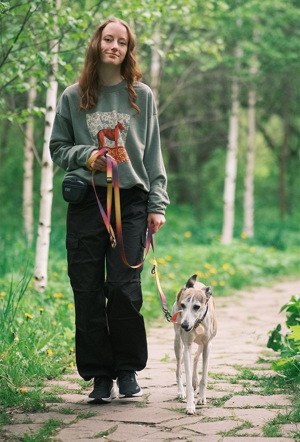 Девушка идет с собакой