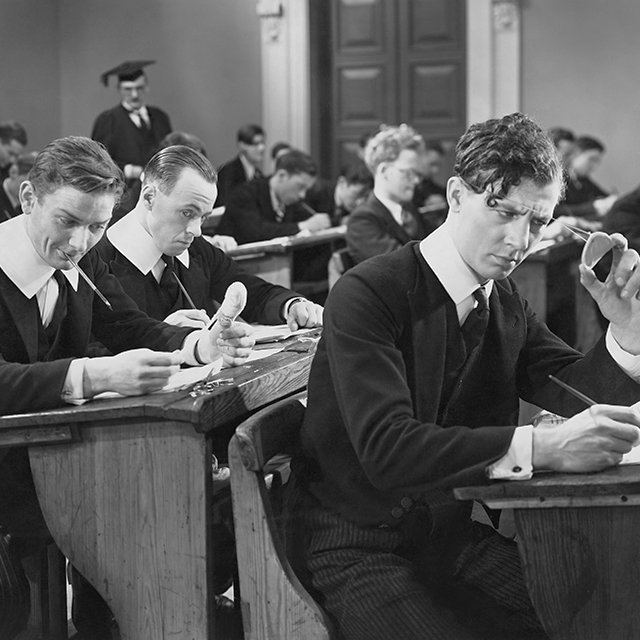 «Тревожность заставляет детей списывать»: почему не нужно заставлять их зубрить бесполезные факты