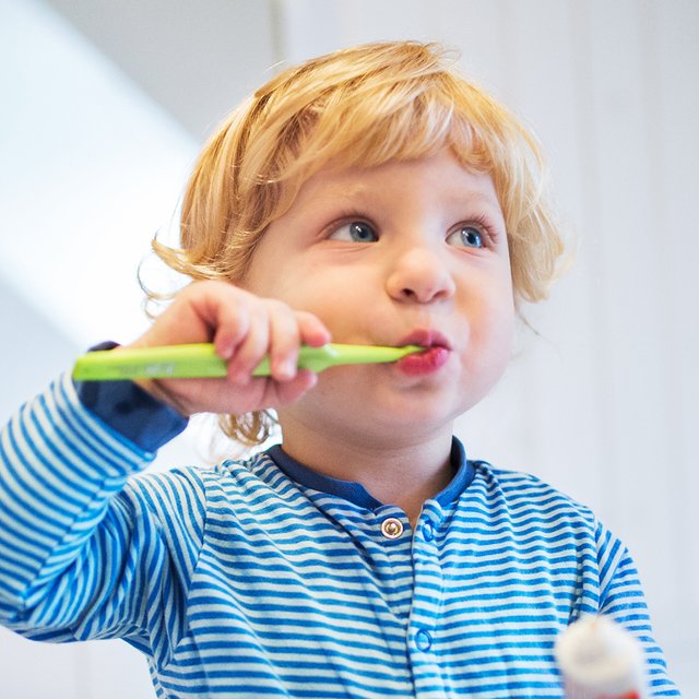 «Полоскать рот после зубной пасты не нужно». Стоматолог — про то, что вы не знали о детских зубах