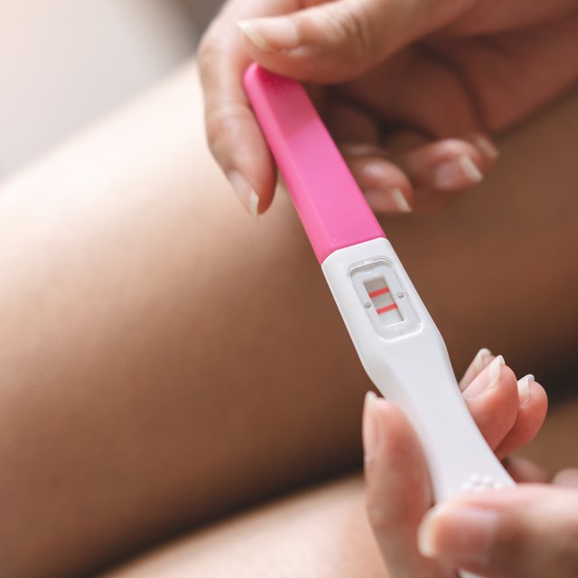 Моя дочь-подросток забеременела. Идти на аборт страшно, но ребёнка мы не потянем. Что делать?