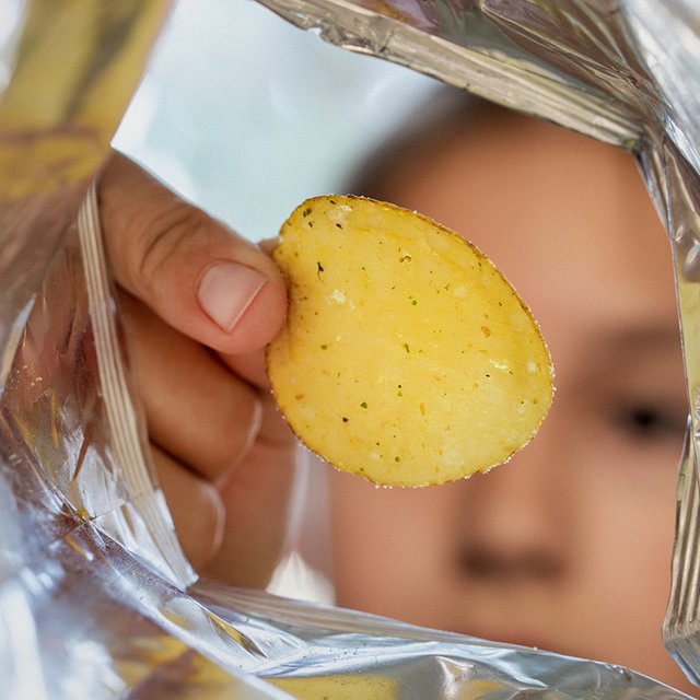 Ребенок постоянно ест соль: почему так происходит и не вредно ли это?