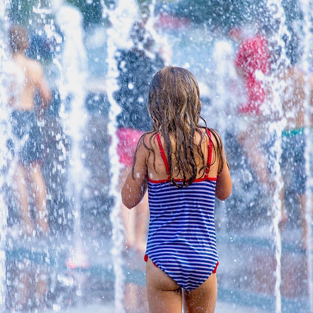 Струя ударила в промежность — открылось кровотечение. Можно ли купаться в сухих фонтанах и чем они опасны