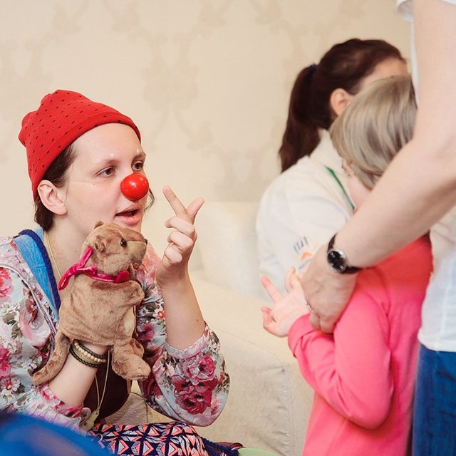 «Мы возвращаем детей к жизни». Больничный клоун — о своей работе и помощи детям