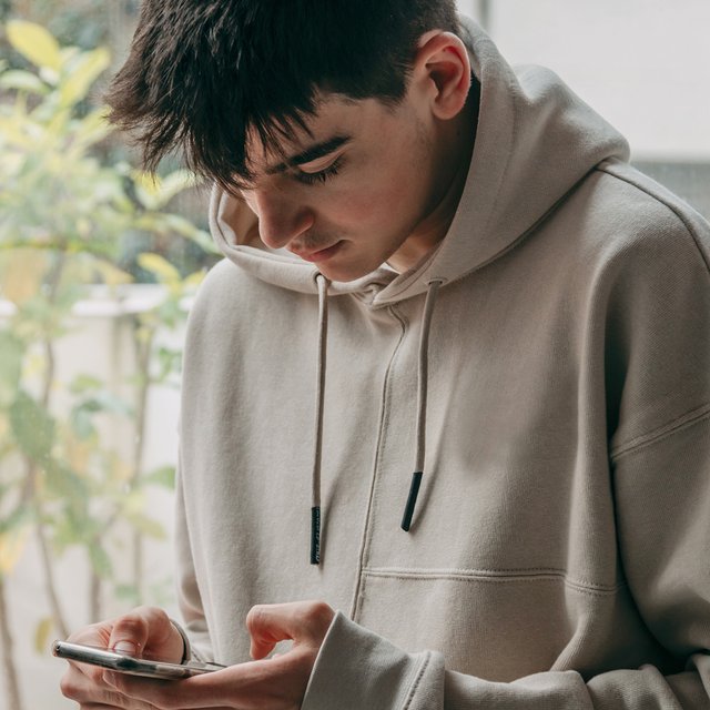 Ребёнок агрессивно реагирует на попытки забрать у него гаджет и даже дерётся. Что делать?