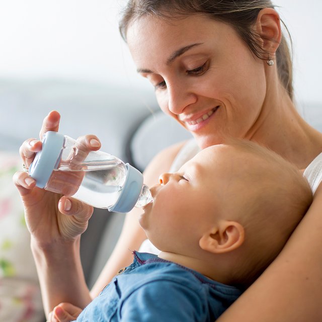 «А почему водичкой не допаиваете?». 6 вопросов о питьевом режиме грудного ребёнка в жару