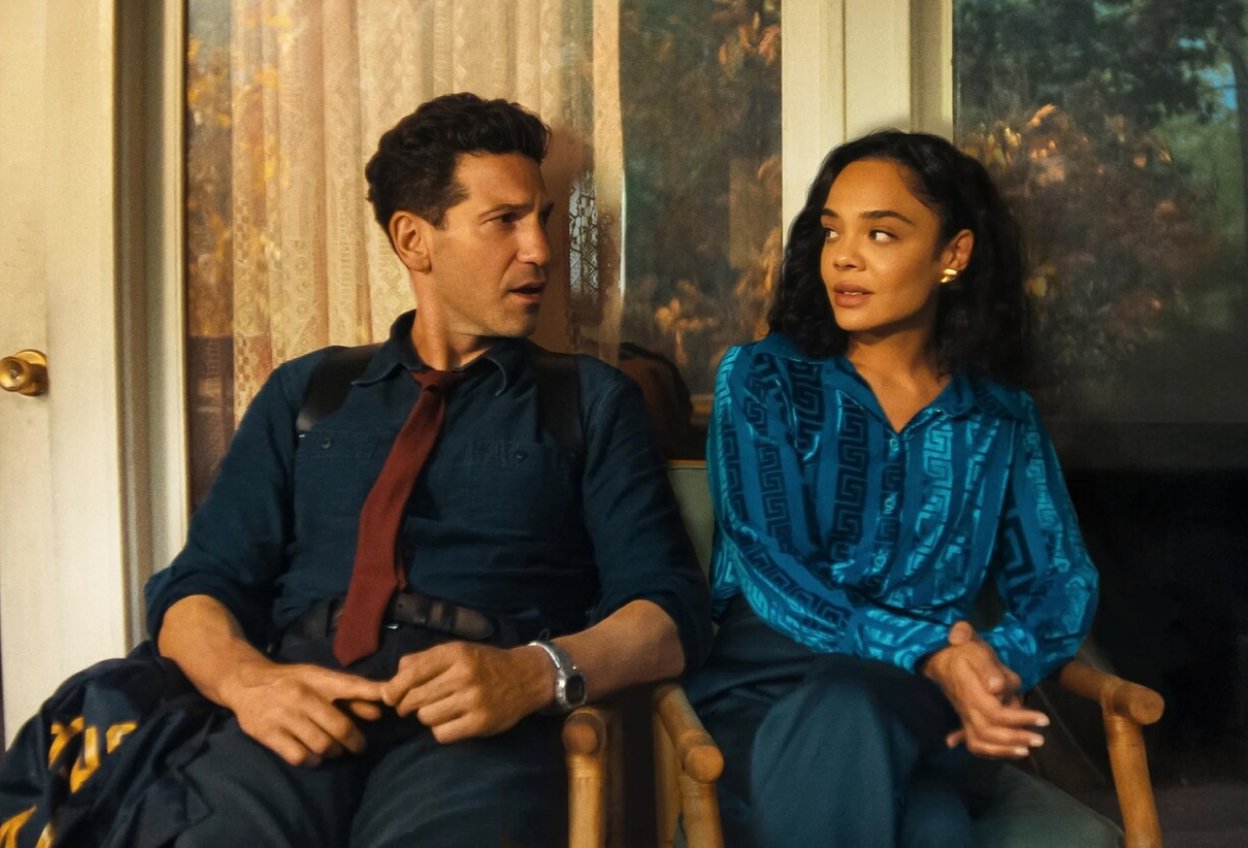 кадр из сериала Его и ее