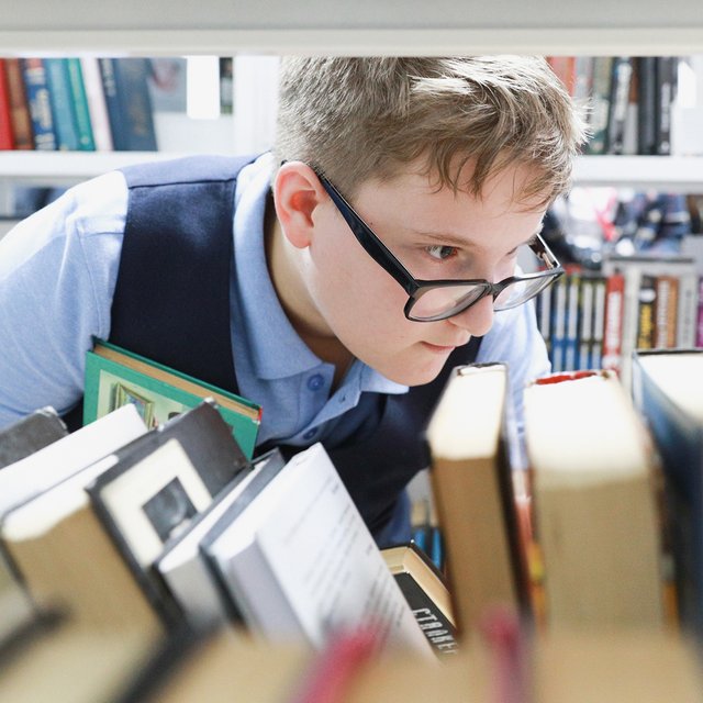 «Мы растим либо читателя, либо “проходителя”»: филолог Михаил Павловец — об уроках литературы в школе