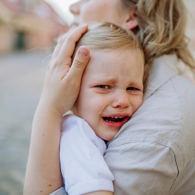 Ребёнок впадает в истерику при виде незнакомцев: что с этим делать
