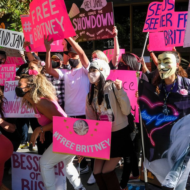 «Я несчастна, я не могу спать». Как 39-летняя Бритни Спирс живёт под опекой отца, от которого сбежала её мать