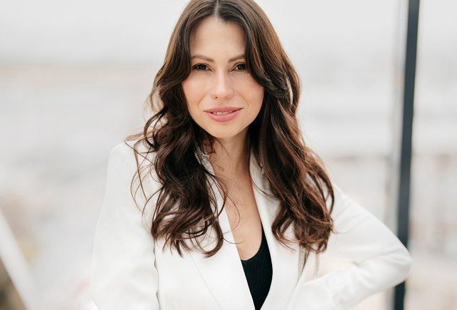 Обложка «Так много, как после рождения ребенка, я не работала очень давно». Ведущая Мария Командная — о том, как материнство меняет женщину